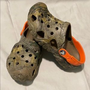 CROCS camo boys size 13